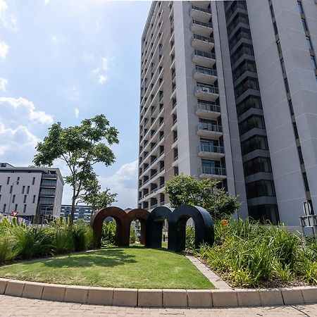 Top Floor Menlyn Maine Studio Apartment With Stunning Views & No Load Shedding Pretoria-Noord Dış mekan fotoğraf