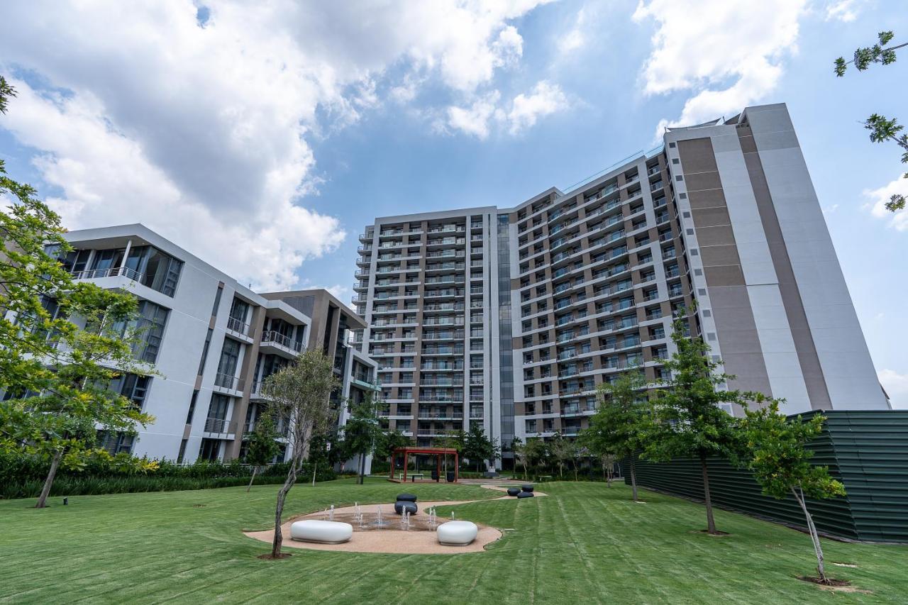 Top Floor Menlyn Maine Studio Apartment With Stunning Views & No Load Shedding Pretoria-Noord Dış mekan fotoğraf
